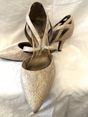 Life Stride Heels Size 8.5W Beige Snakeskin Design EUC